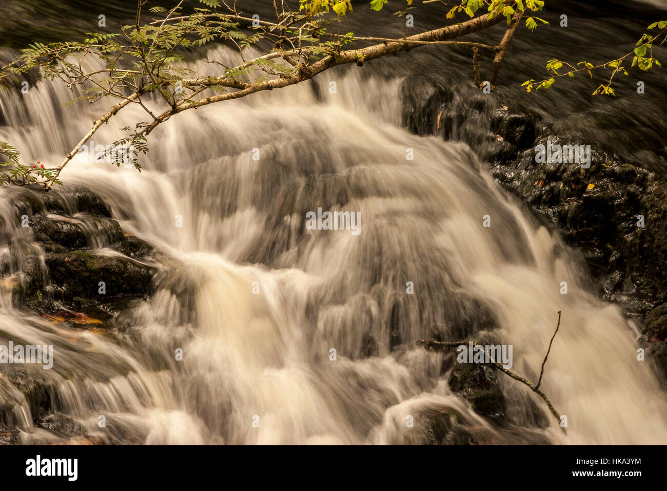 Abbassare Ddwli cascata nel Neath Valley Foto Stock