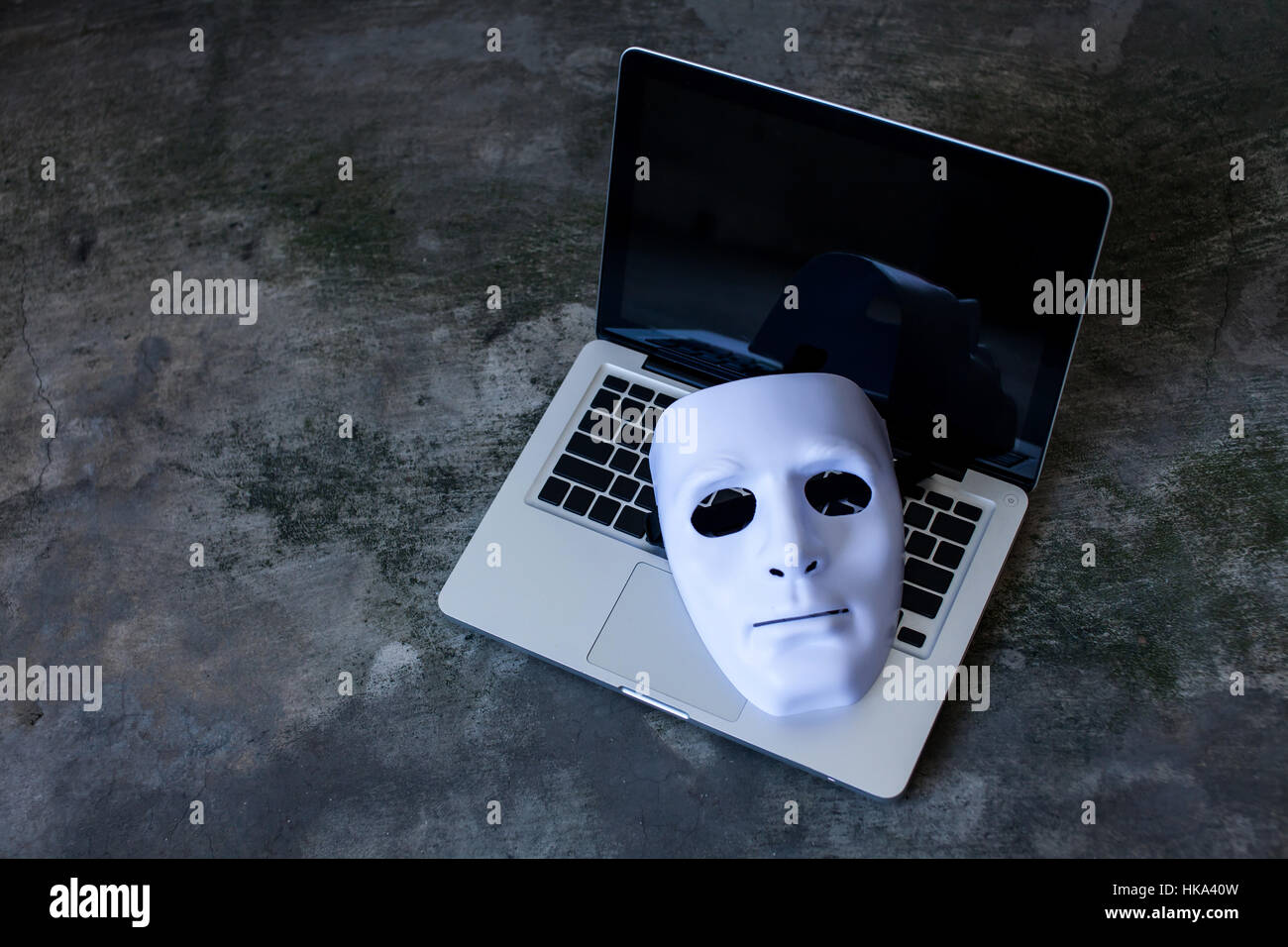 Anonimo maschera per nascondere l'identità del computer laptop - internet e  criminale di cyber security concetto di minaccia Foto stock - Alamy