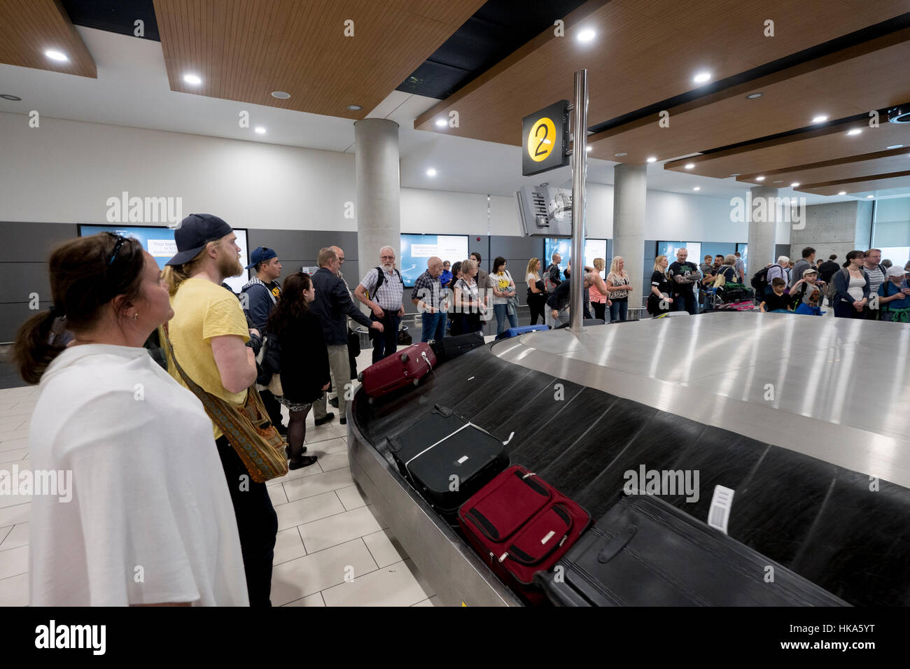 I passeggeri in attesa per i loro bagagli all'aeroporto di Larnaca, Cipro. Foto Stock