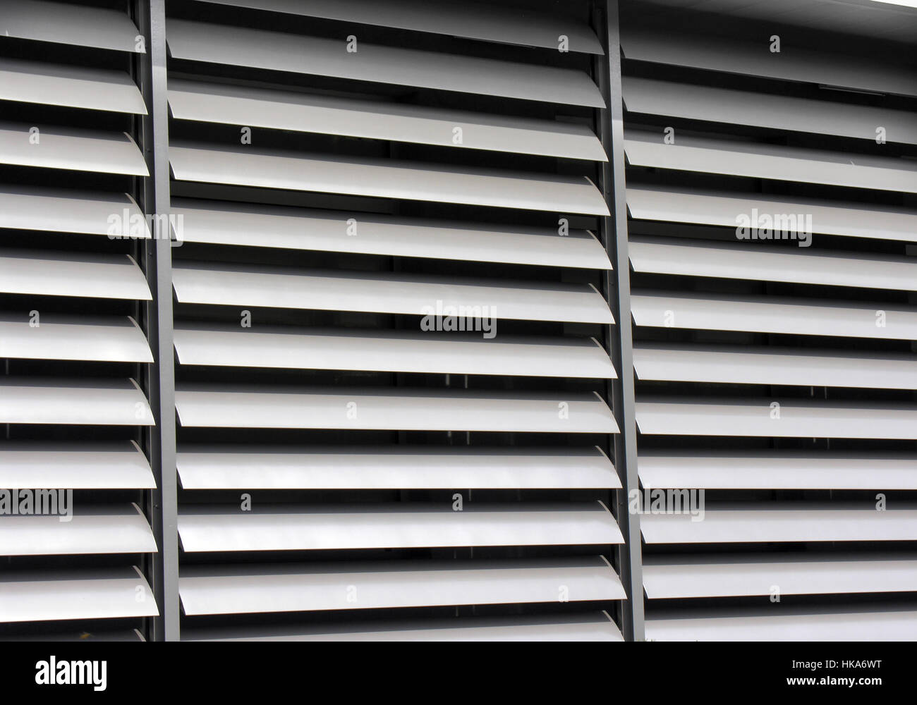 Apre la finestra metallico otturatore all'edificio per uffici Foto Stock