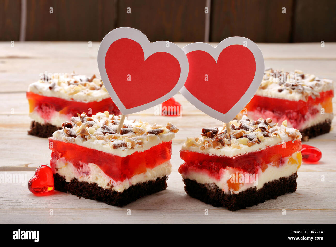Deliziosa torta per il giorno di San Valentino con spazio vuoto per la scrittura di nomi Foto Stock
