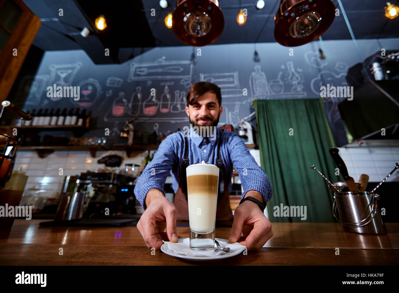 Barman barista rendendo uniforme il tè del caffè cocktail al bar, r Foto  stock - Alamy