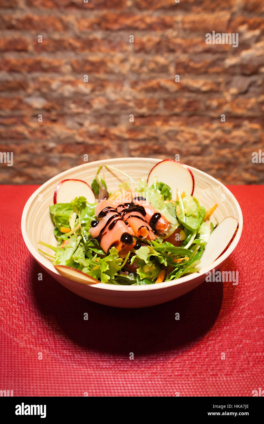 Salmone affumicato insalata. Foto Stock