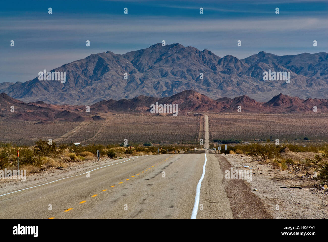 Route 66, Old National Trail autostrada, Mojave sentieri monumento nazionale, morto Montagne in dist, vicino Chambless, CALIFORNIA, STATI UNITI D'AMERICA Foto Stock