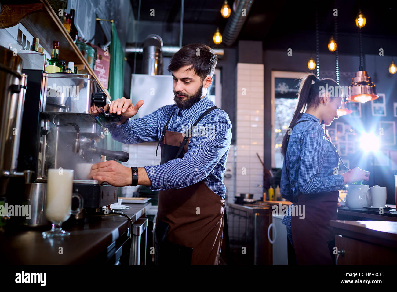 Barman barista rendendo uniforme il tè del caffè cocktail al bar, r Foto Stock