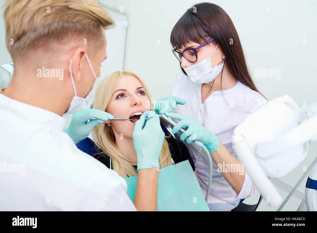 Il paziente è una ragazza con una bocca aperta al dentista in dental Foto Stock