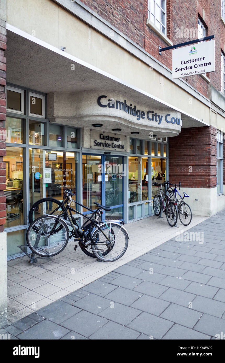 La città di Cambridge Uffici Del Consiglio Cambridge - Biciclette parcheggiate al di fuori degli uffici della città di Cambridge consiglio sul Regents Street Cambridge. Foto Stock