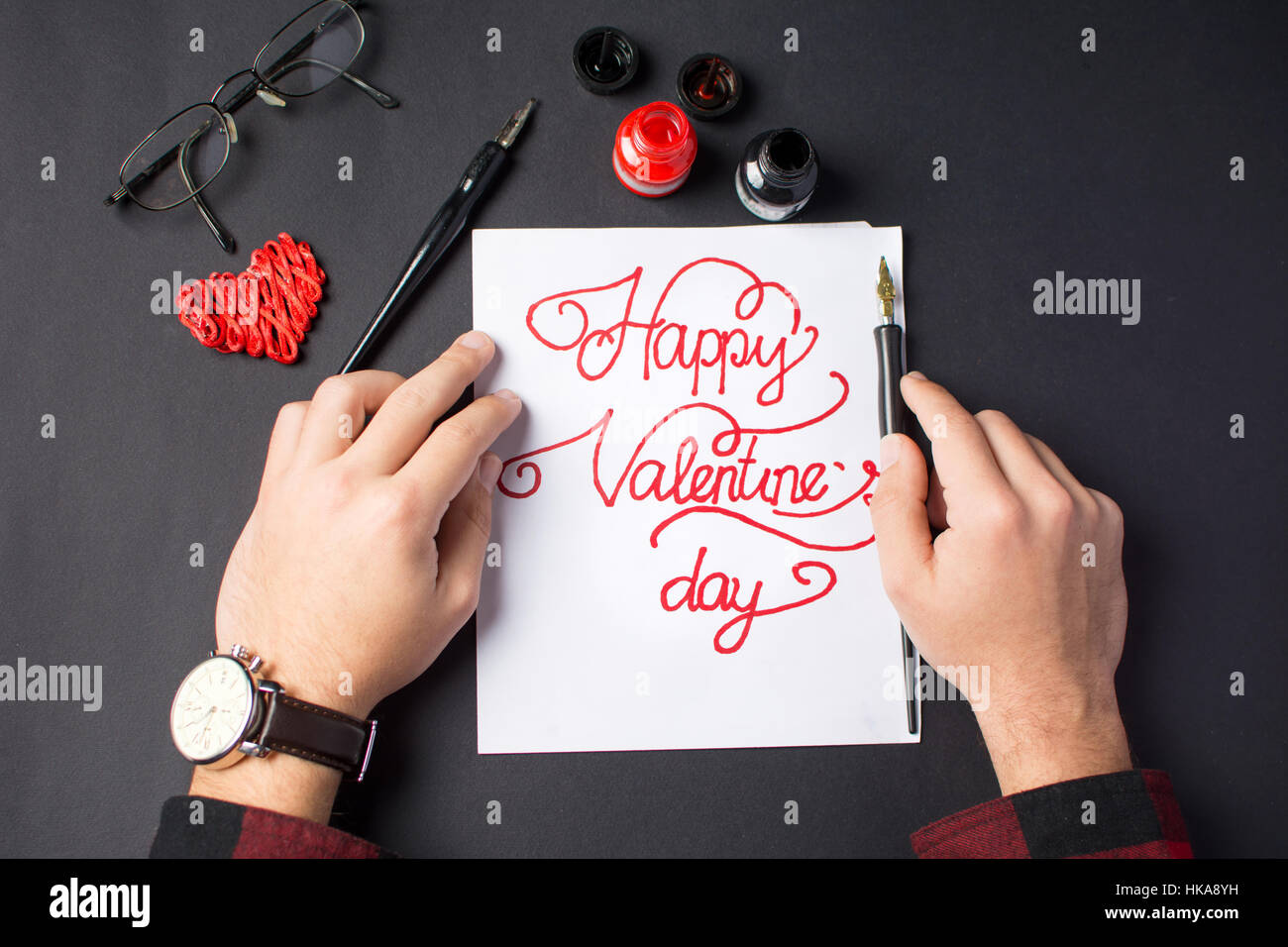 Mani maschio scrivendo un il giorno di San Valentino card calligraphy Foto Stock
