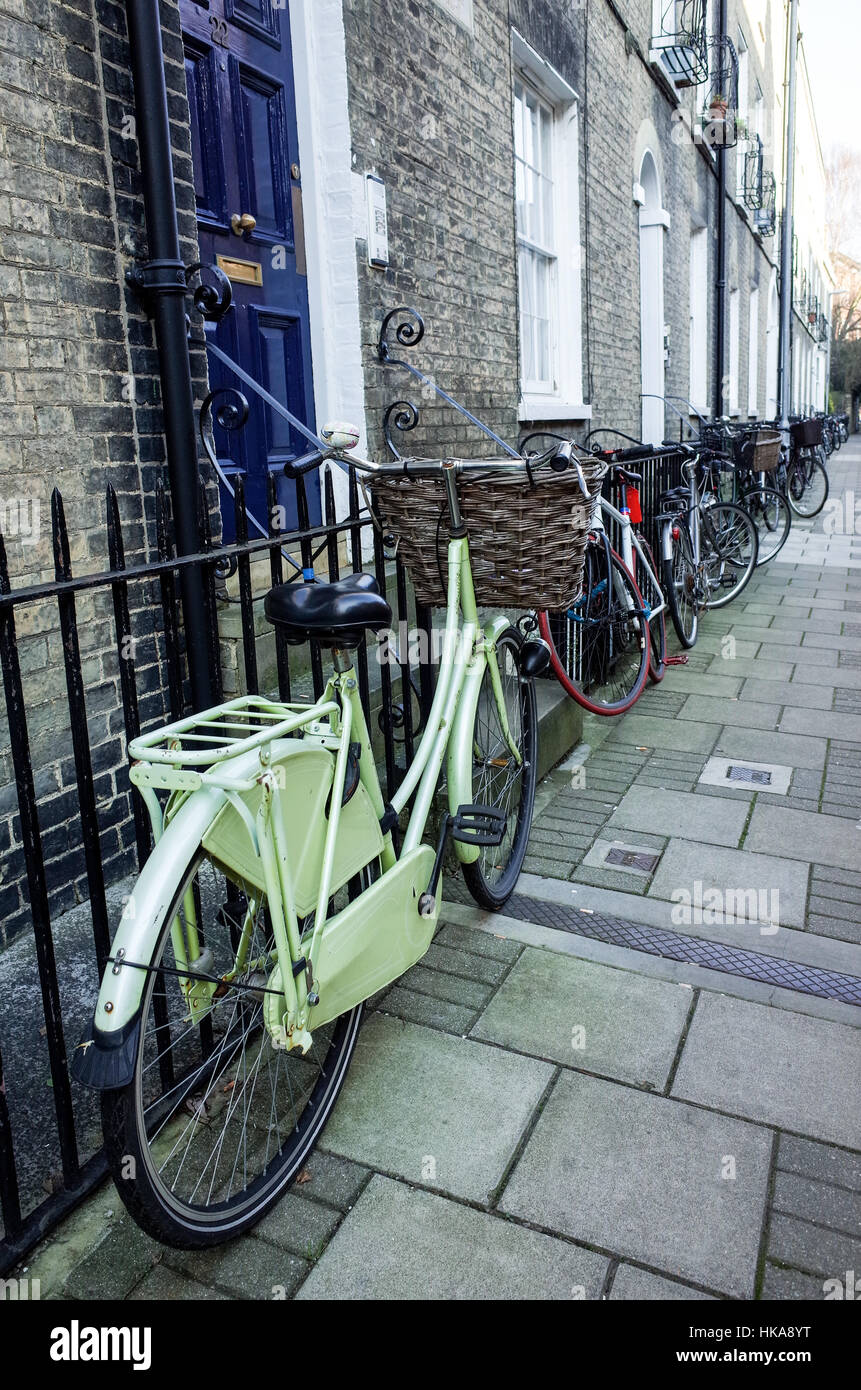 Tipiche case nel centro storico della città di Cambridge con moto assortite Foto Stock