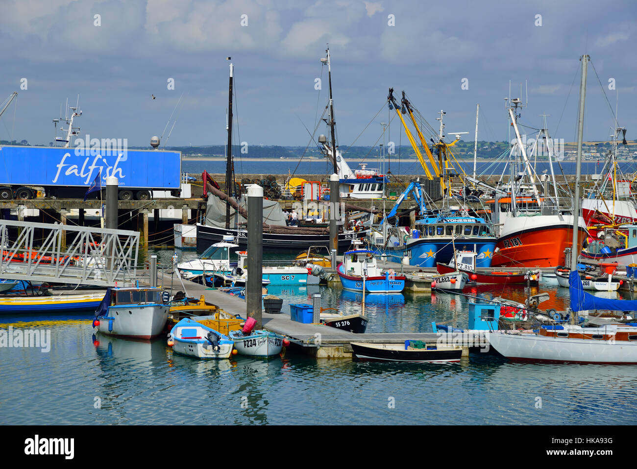 Il porto di pesca di Newlyn e meta di vacanze nel sud-ovest dell'Inghilterra, Cornwall, Regno Unito Foto Stock
