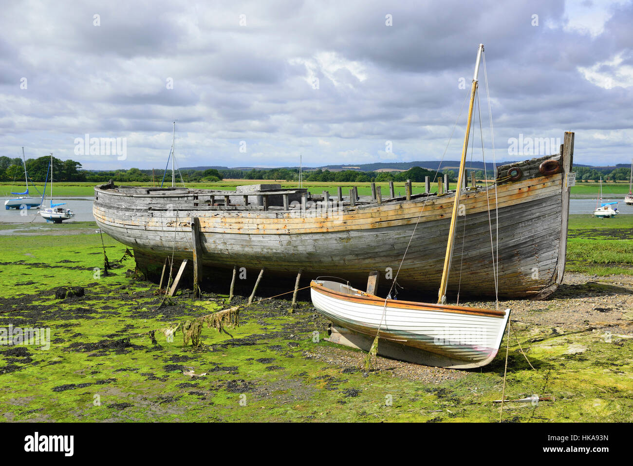 Vecchio abbandonate e barca sul foreshore Dell Quay, porto di Chichester, West Sussex, in Inghilterra, Regno Unito Foto Stock