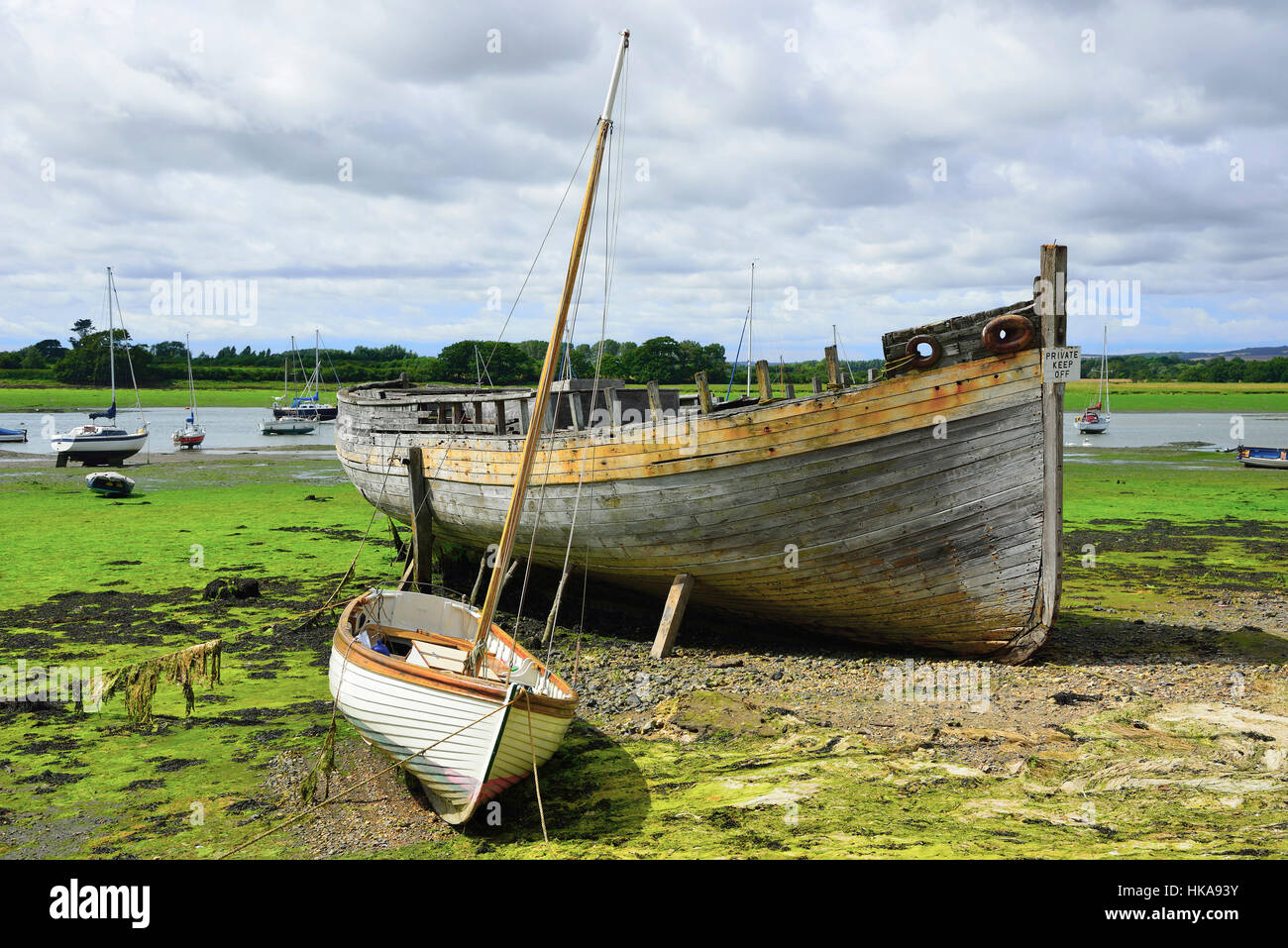 Vecchio abbandonate e barca sul foreshore Dell Quay, porto di Chichester, West Sussex, in Inghilterra, Regno Unito Foto Stock