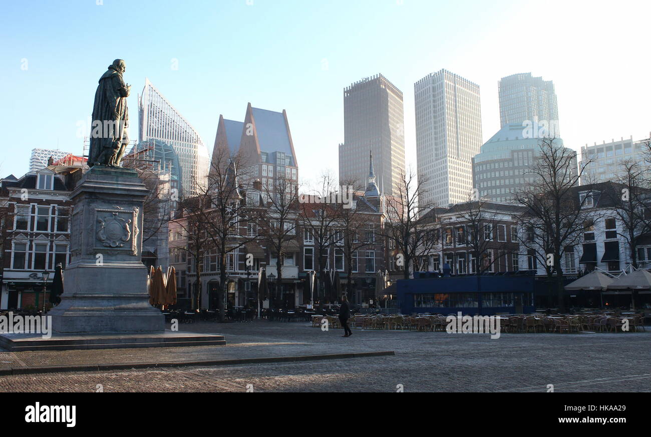 Plein square, l'Aia (Den Haag), Paesi Bassi con un moderno skyline. Statua di Willem van Oranje (Guglielmo d Orange, 1533-84) Foto Stock