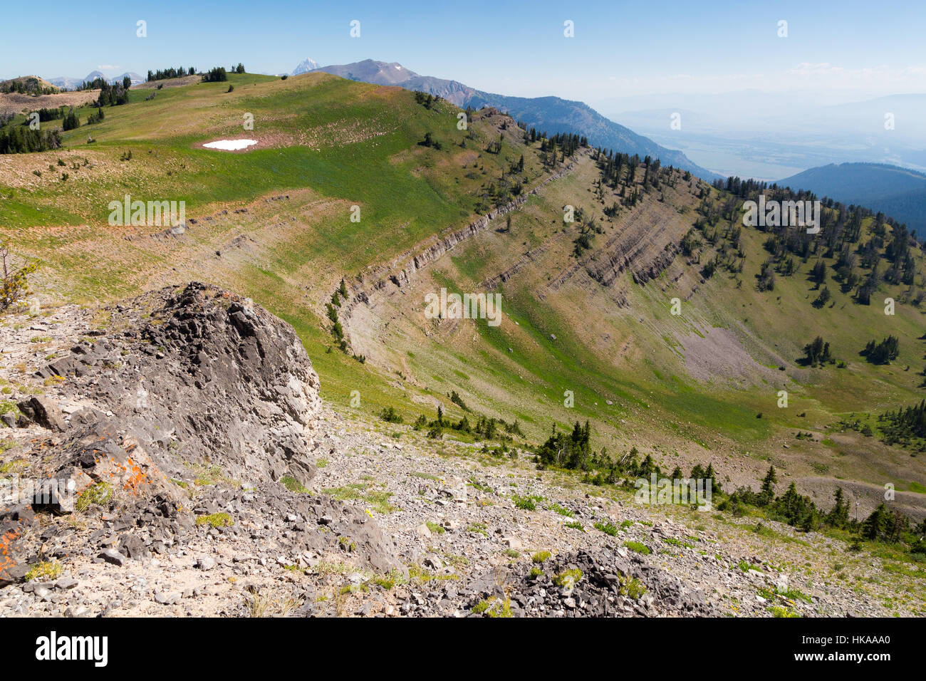 Il Grand Teton inserimenti fuori dal di sopra della Southern Teton cime sopra i Jackson Hole. Bridger-Teton National Forest, Wyoming Foto Stock