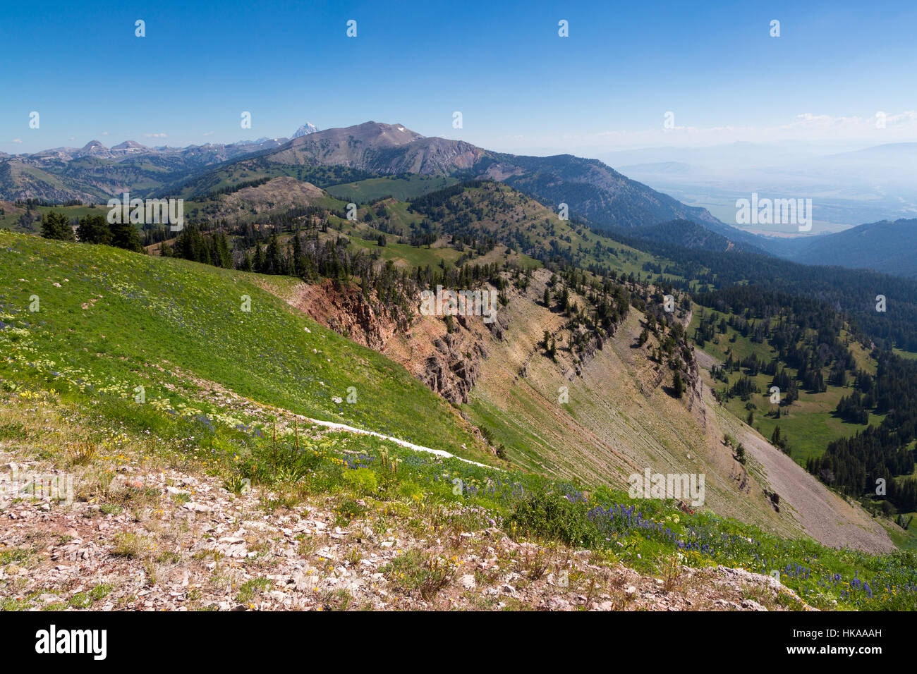 Il Grand Teton inserimenti fuori dal di sopra della Southern Teton cime sopra i Jackson Hole. Bridger-Teton National Forest, Wyoming Foto Stock