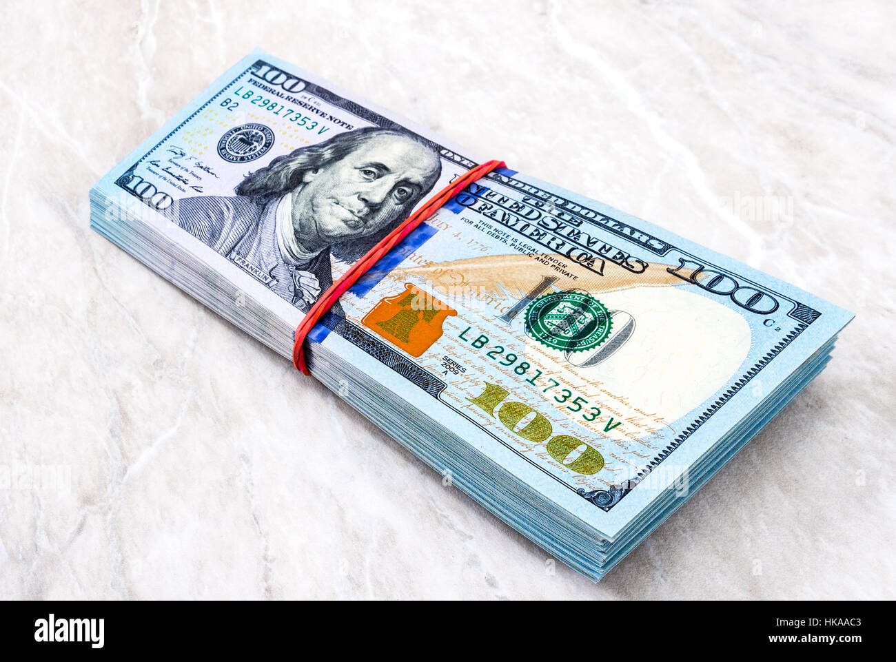 Pila di un centinaio di american Dollar Bills avvolto da nastro in gomma Foto Stock
