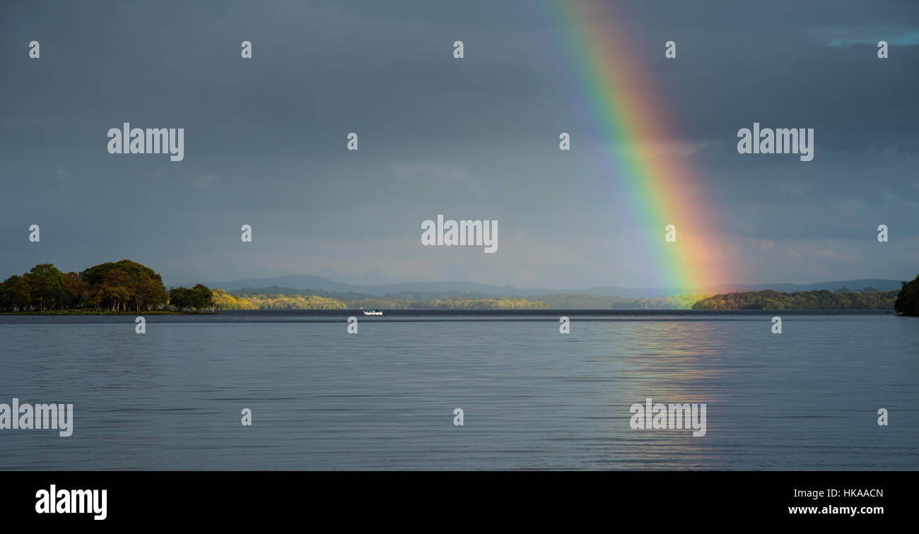 Rainbow su abbassare il Lough Erne, Fermanagh, Irlanda del Nord. Foto Stock