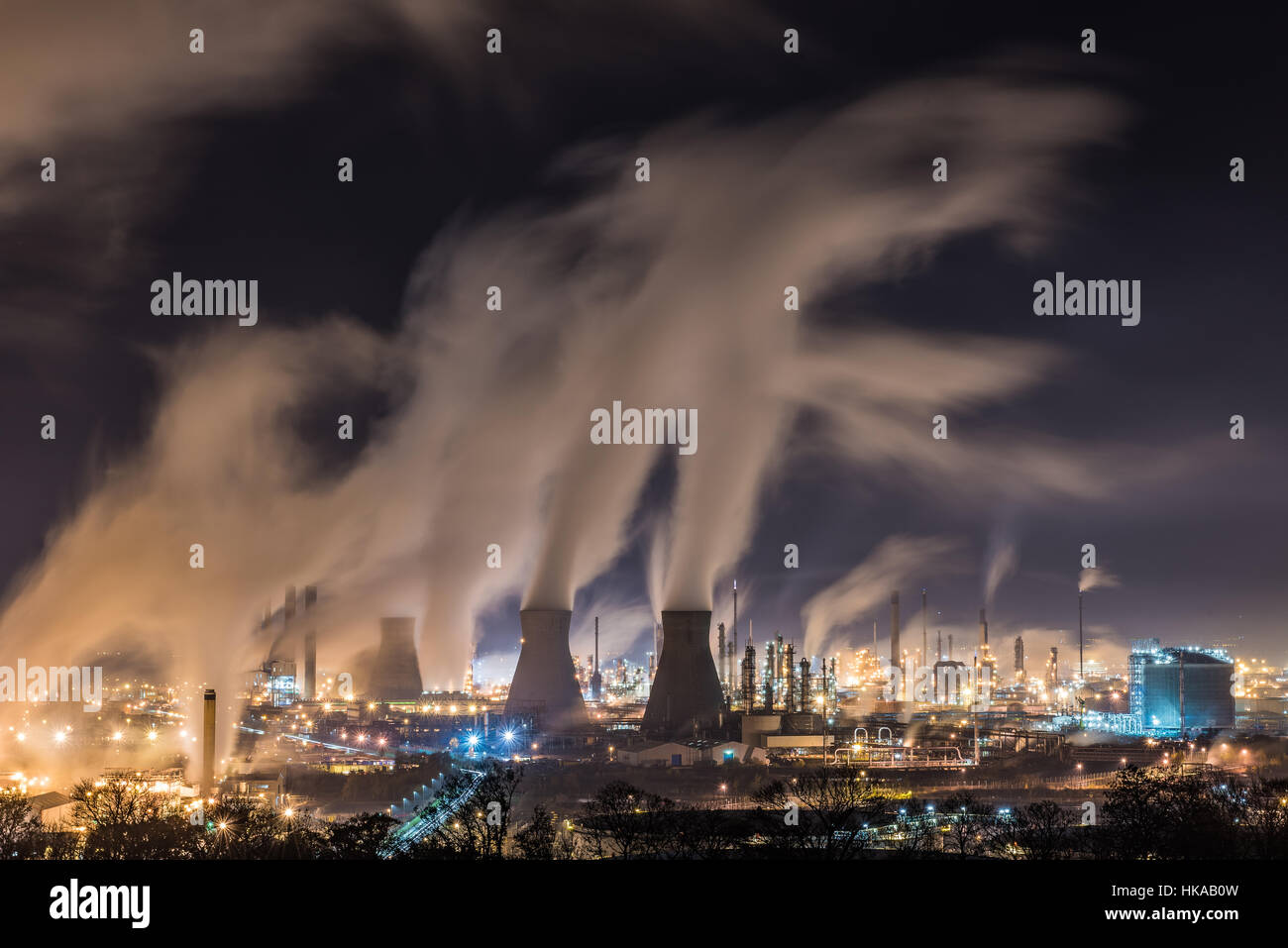 Grangemouth è in Scozia solo della raffineria di greggio e produce la maggior parte dei combustibili utilizzati in Scozia insieme con altri prodotti Foto Stock