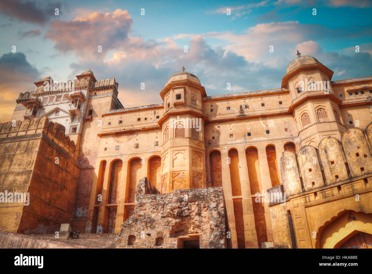 Forte Amber o Amer - residenza fortificata di Raja nell'omonimo sobborgo nord di Jaipur, sulla cresta di una collina rocciosa dietro il lago Maota Foto Stock