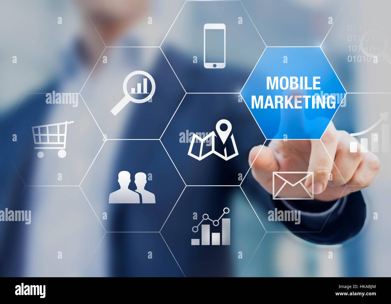 Mobile Marketing e i dati di e-commerce analytics concetto con una persona d'affari toccando un pulsante su una moderna interfaccia digitale Foto Stock