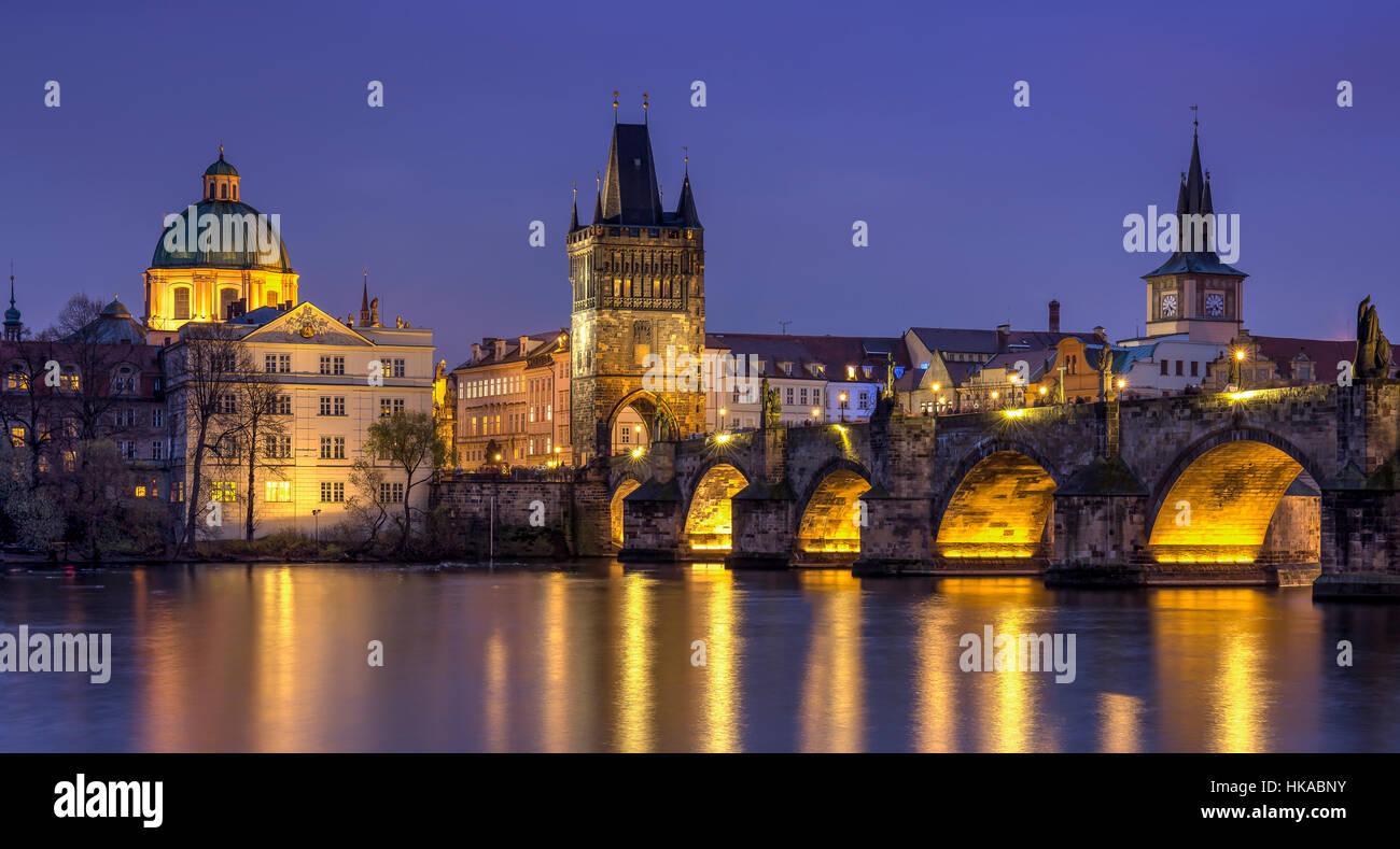 Città di Praga con il Ponte Carlo Foto Stock