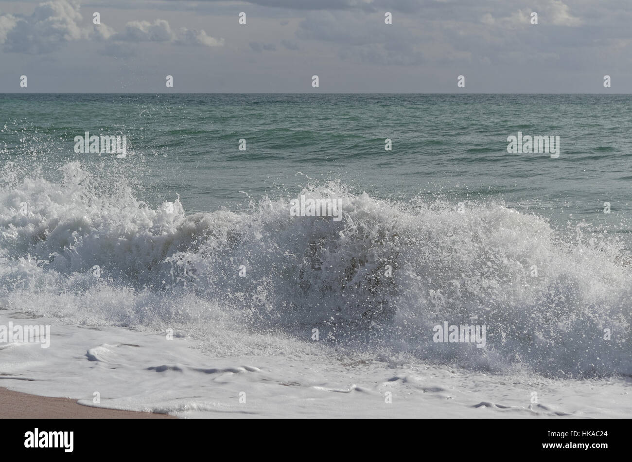 Si infrangono onde sulla spiaggia di Algarve, PORTOGALLO Foto Stock