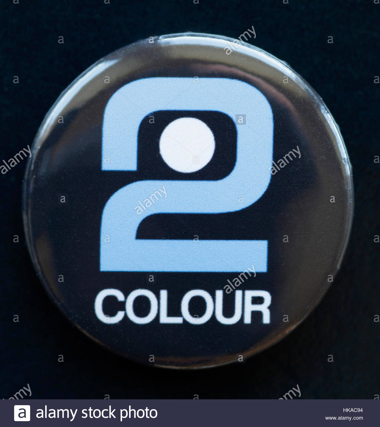 BBC2 Logo televisivo su un badge pin Foto Stock