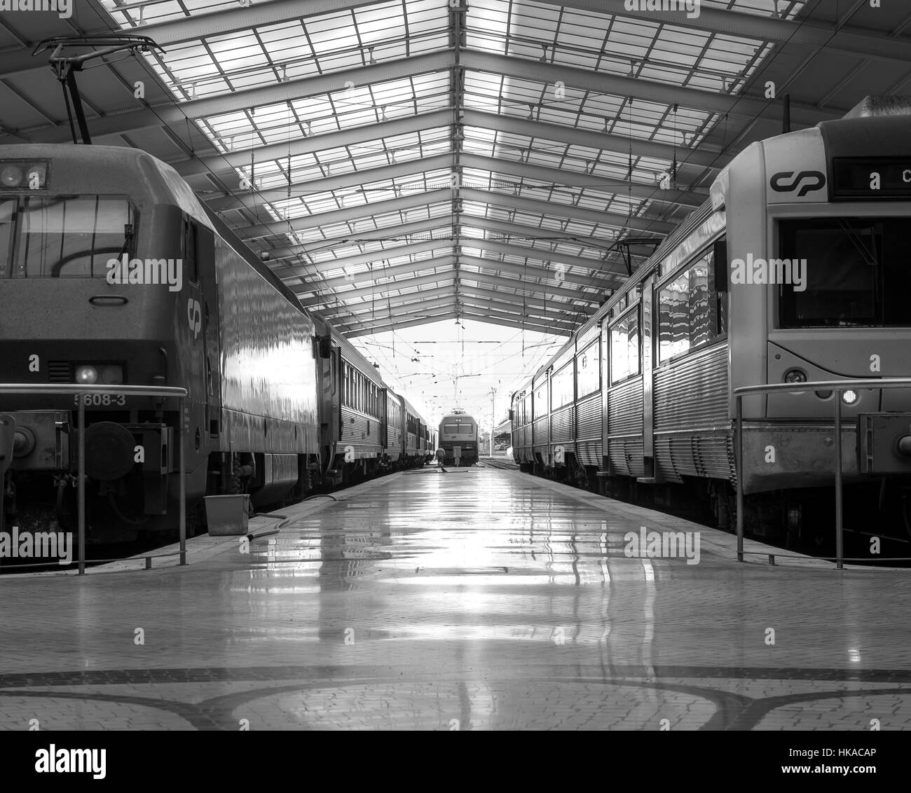 Simmetria armonia di linee stazione ferroviaria b&w nostalgico sentimento . Luce e ombra dentro ogni giorno stazione ferroviaria Foto Stock
