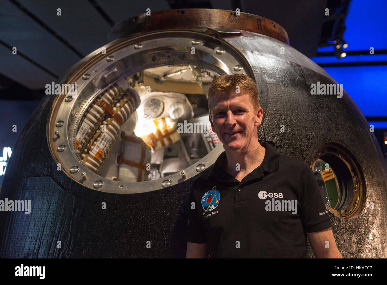 Londra, Regno Unito. Il 26 gennaio 2017. Astronauta britannico Tim Peake pone con la navicella spaziale. Il Museo della Scienza svela la Soyuz TMA-19M Modulo di discesa, la navicella spaziale che ha portato a Tim Peake e il suo equipaggio da e per la Stazione Spaziale Internazionale nel 2015/16. Soyuz TMA-19M è stata acquisita dal Museo della Scienza nel dicembre 2016 ed è il primo uomo-volato navicella spaziale nel Regno Unito nazionale della tecnologia spaziale collezione. Foto Stock