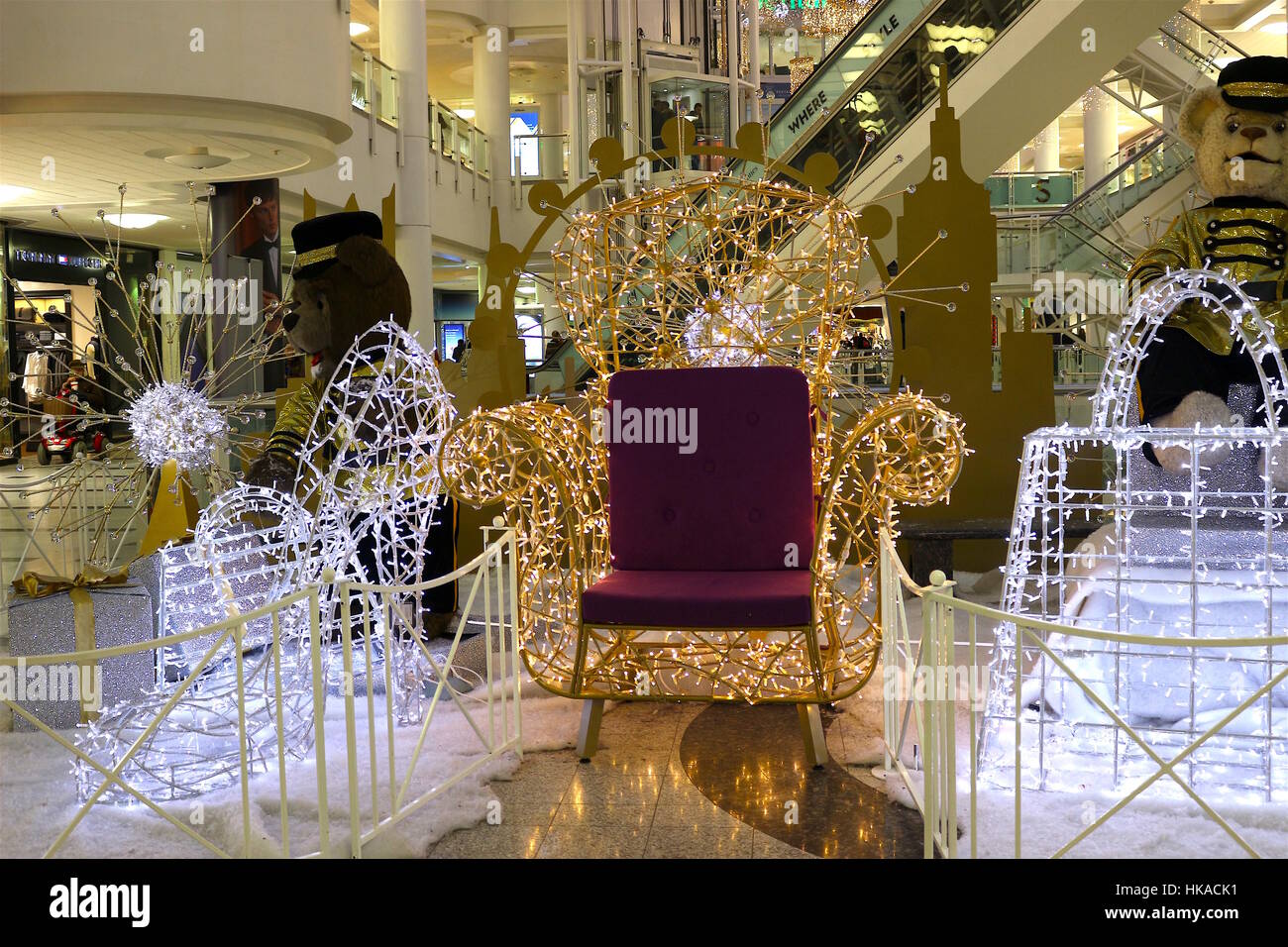 Sedia gigante, la borsetta e scarpe, visualizzati in Bentalls shopping centre, Kingston-upon-Thames, London. Dicembre 2016 Foto Stock