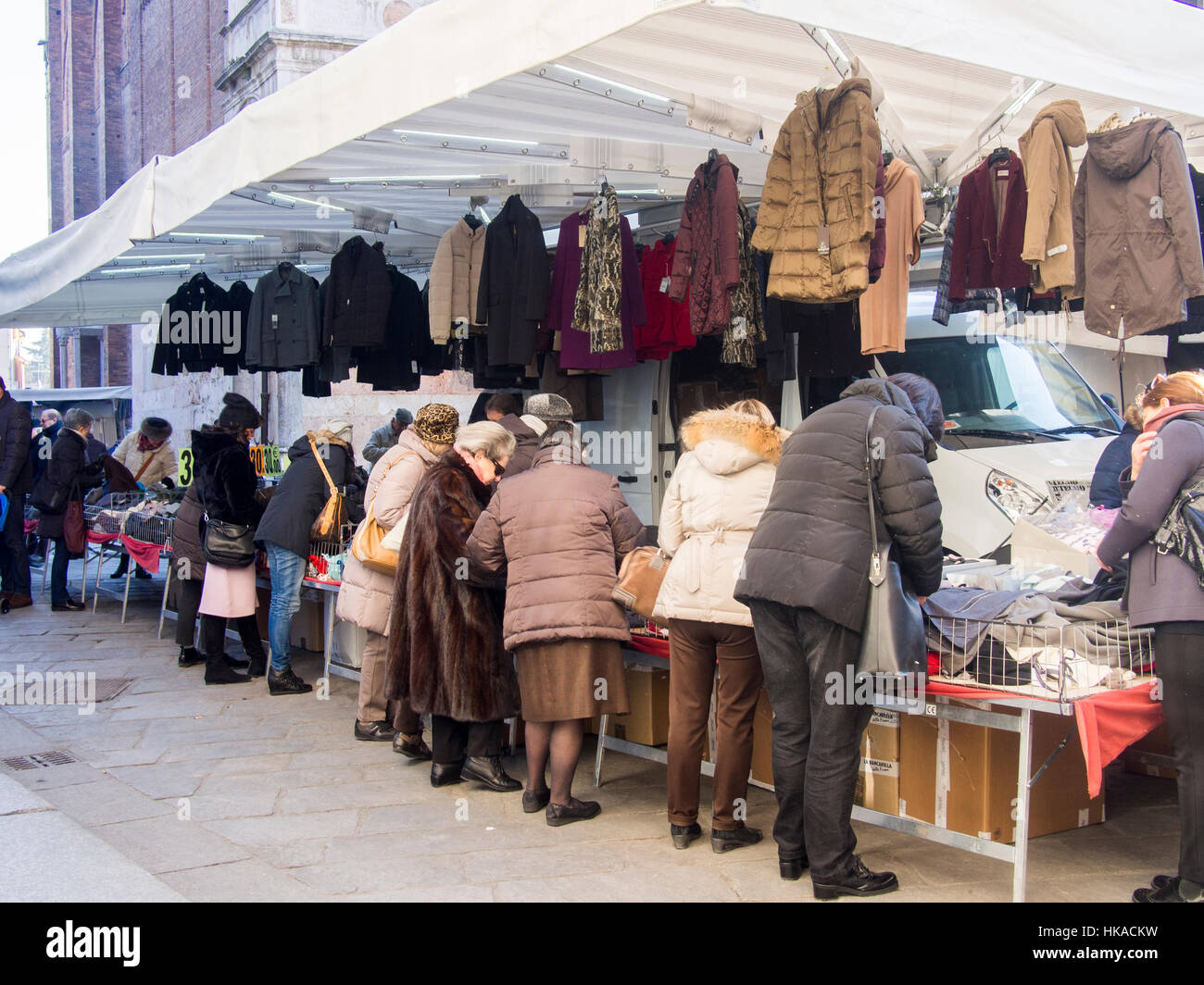 People shopping vendite nel settimanale mercato di strada Foto Stock