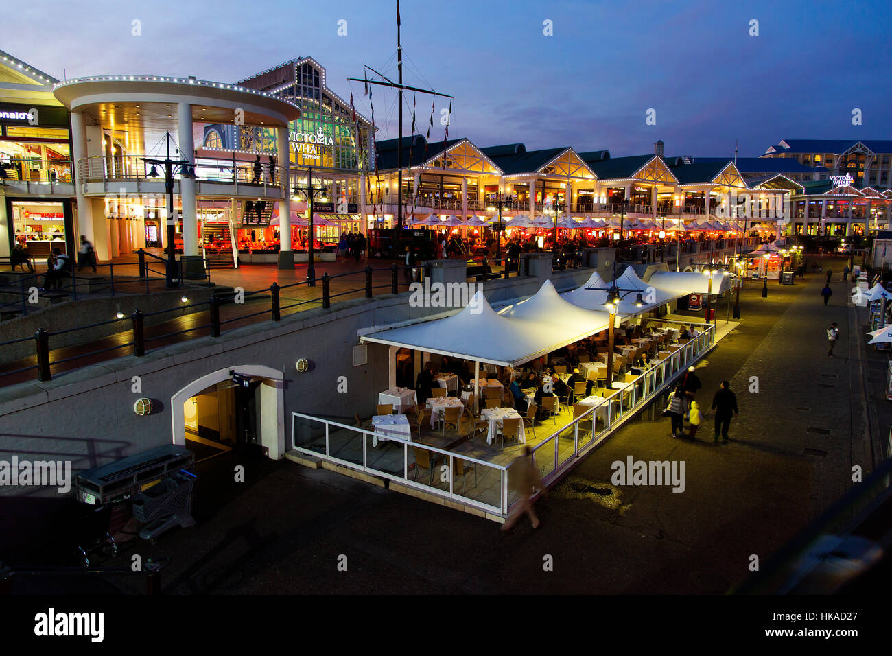 Victoria Wharf Shopping Mall al crepuscolo, V&A Waterfront, una delle principali attrazioni turistiche di Città del Capo in Sud Africa Foto Stock