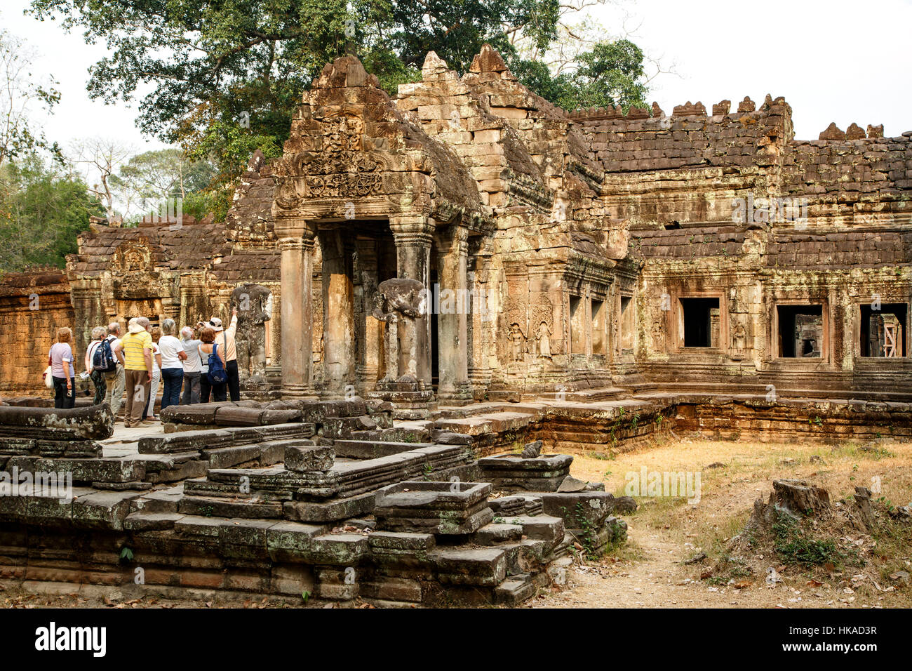I turisti in ingresso Ovest, Preah Khan Temple, Parco Archeologico di Angkor, Siem Reap, Cambogia Foto Stock