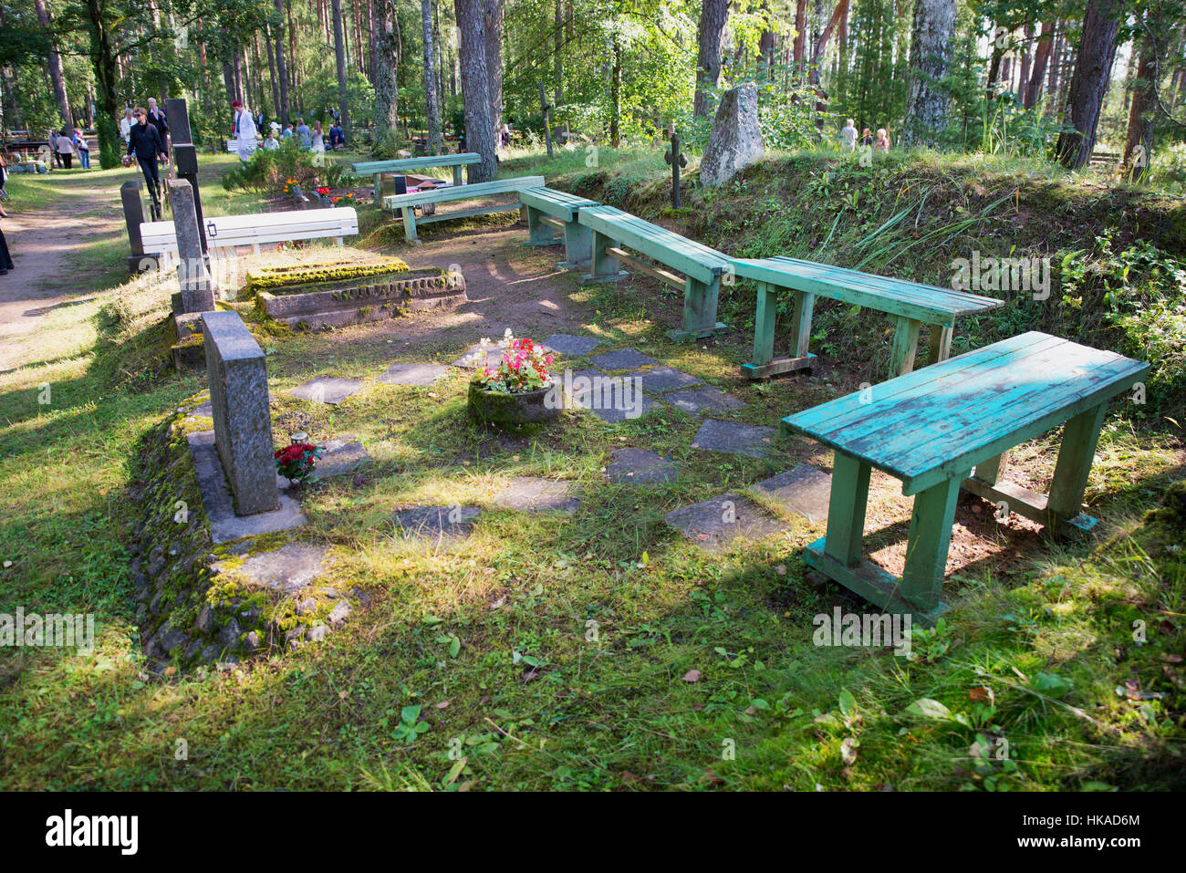Tombe di famiglia con tavolo e panche, Obinitsa cimitero, Estonia Foto Stock