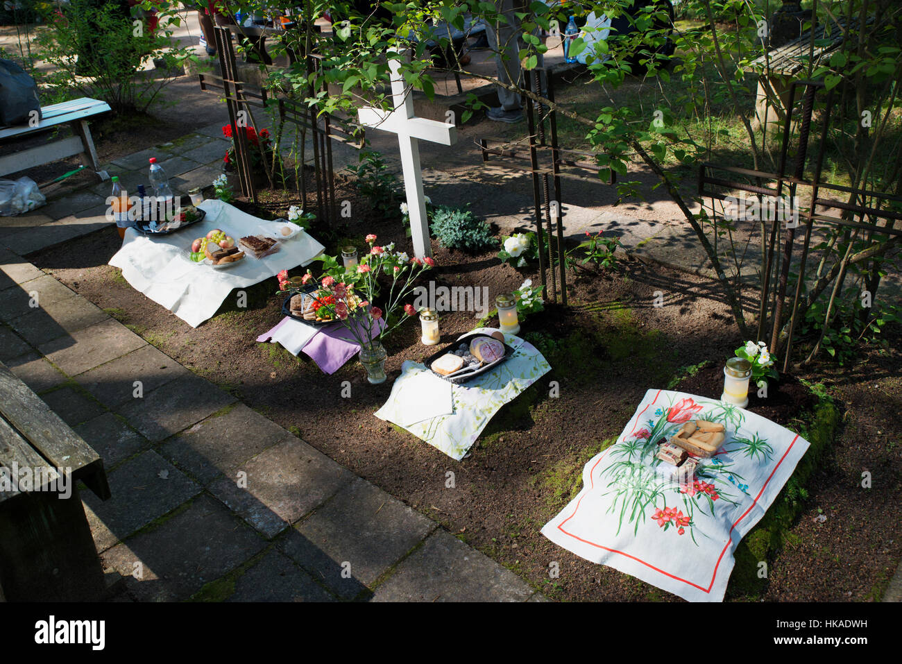 Cibo e bevande sulla tomba di famiglia durante la Trasfigurazione giorno di Seto persone, Obinitsa, Estonia Foto Stock