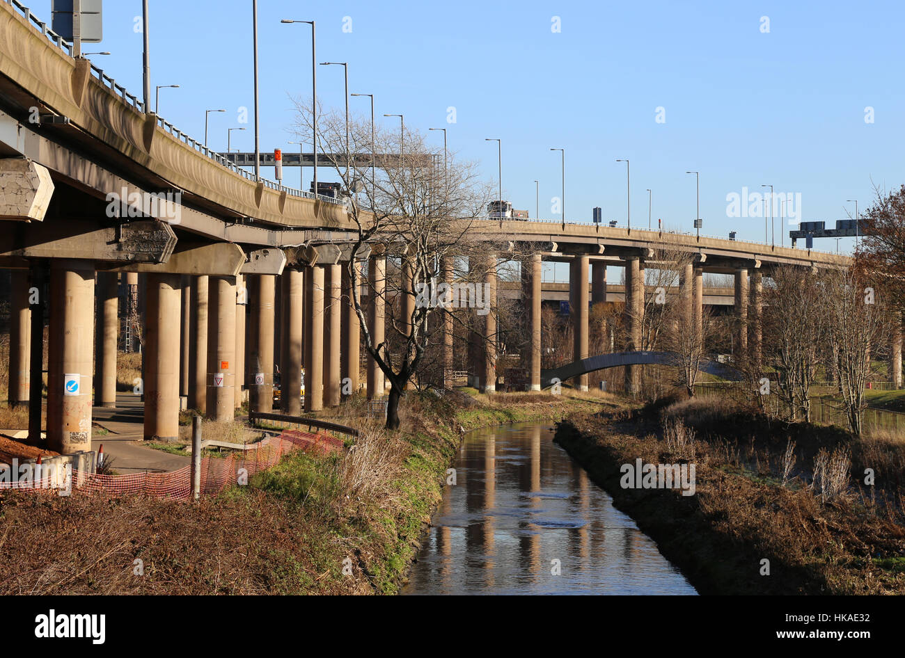 Domare sul fiume che scorre al fianco di spaghetti Junction a Birmingham, Regno Unito. Foto Stock