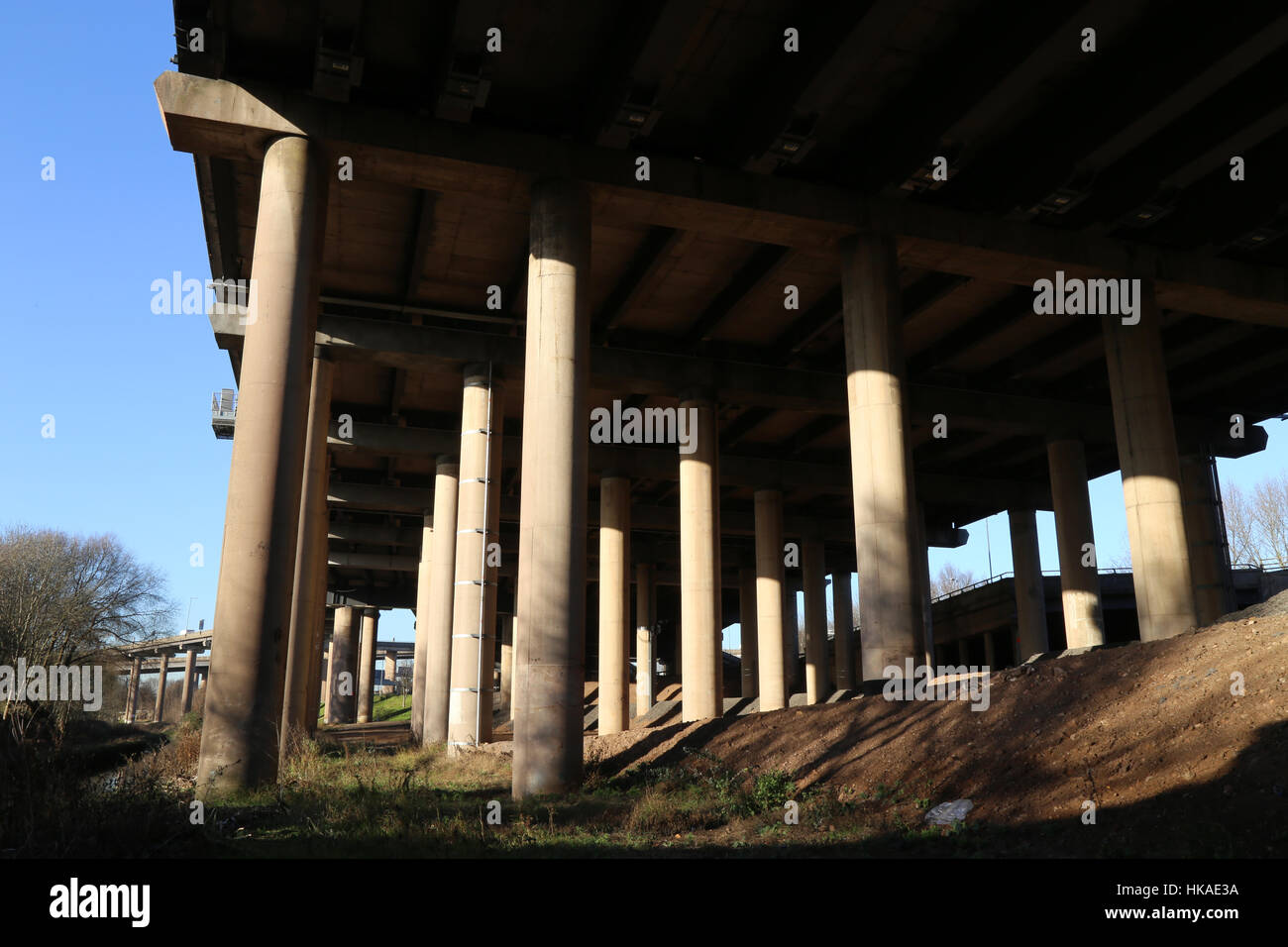 Sotto l'elevata autostrada M6 alla giunzione di spaghetti, Aston, Birmingham, Regno Unito. Foto Stock