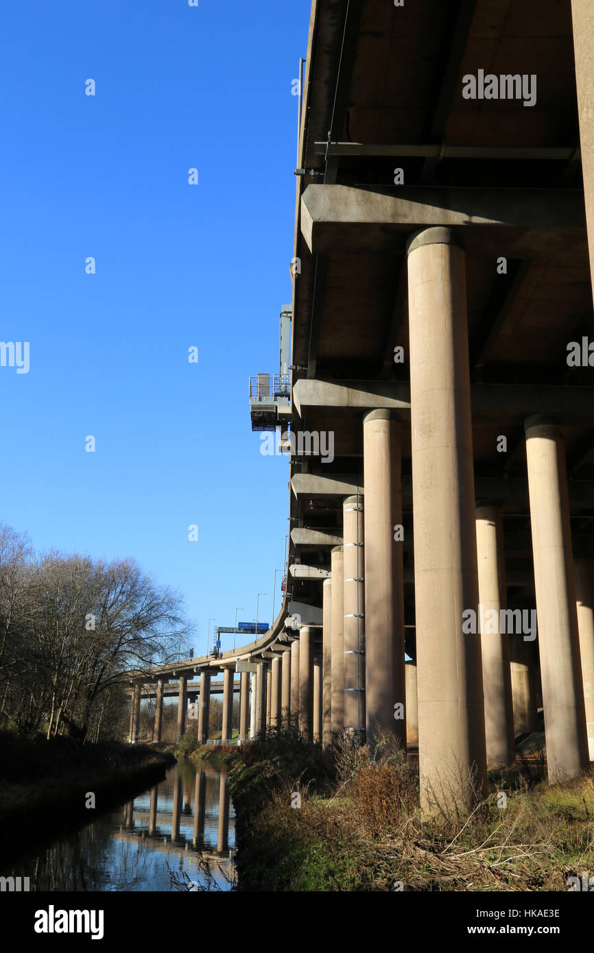 Colonne di cemento a sostegno di una strada sopraelevata, Birmingham, Regno Unito. Foto Stock