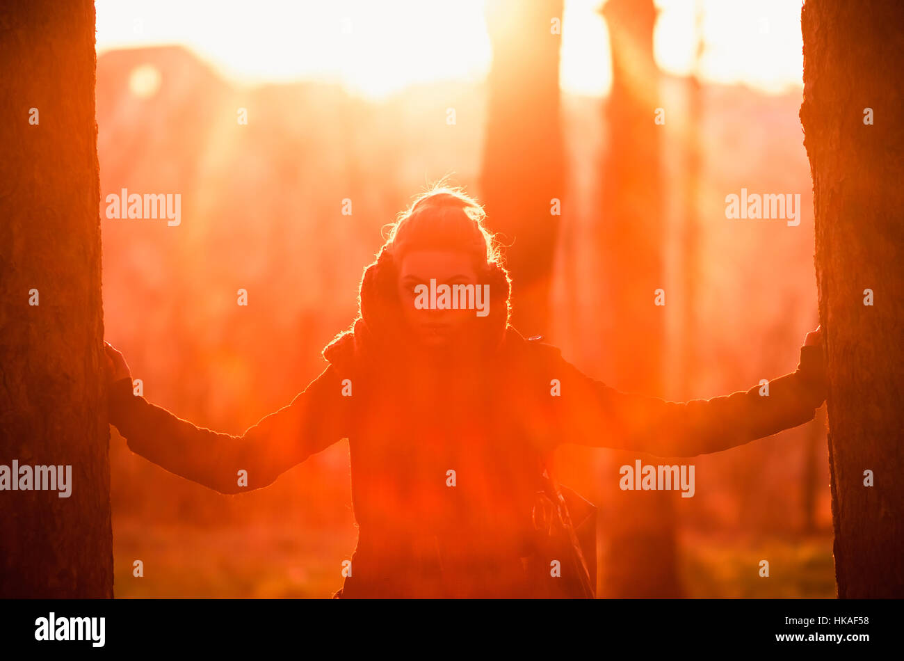 Giovane donna con la luce del tramonto da dietro Foto Stock