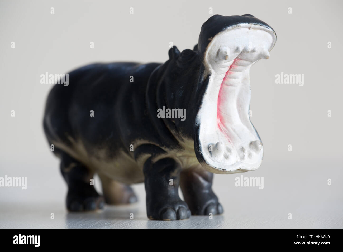 Un modello di plastica ippona con la sua bocca aperta in piedi su un terreno bianco Foto Stock