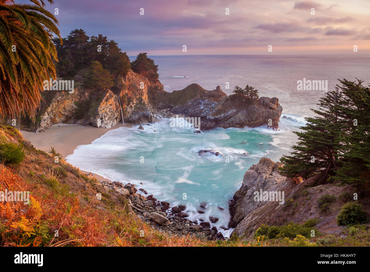 Costa del Pacifico. Splendida spiaggia a Julia Pfeiffer Burns State Park si trova nella grande area di sicuro alla costa del Pacifico in California durante il tramonto. Foto Stock