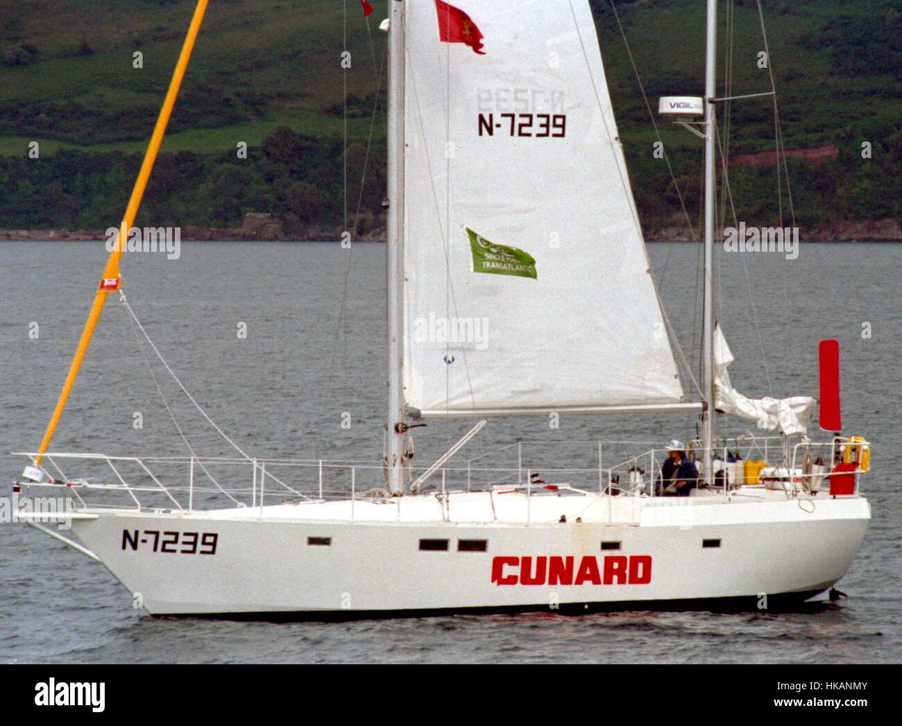 AJAXNETPHOTO. 5Giugno, 1988. PLYMOUTH in Inghilterra. - 1988 CARLSBERG STAR a mano singola gara transatlantica - OSTAR 1988 Inizio - CUNARD; SKIPPER, ARNE YTTERVIK (NOR). Pensionati con vela danno. Foto :AJAX NEWS FOTO REF:2880506 05 Foto Stock