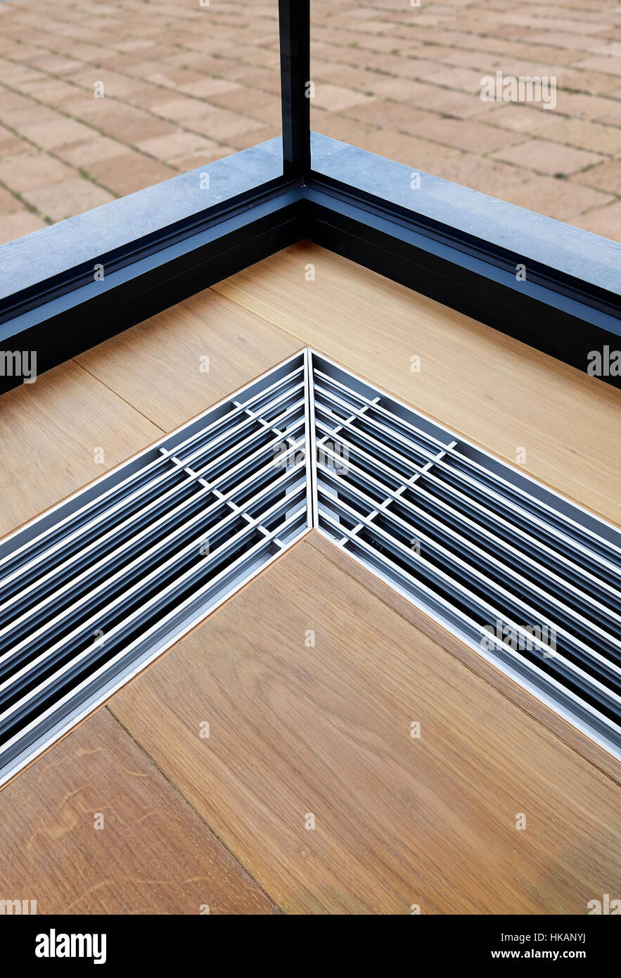 Griglia di riscaldamento con ventilazione dal pavimento in rivestimenti in  legno per pavimenti Foto stock - Alamy