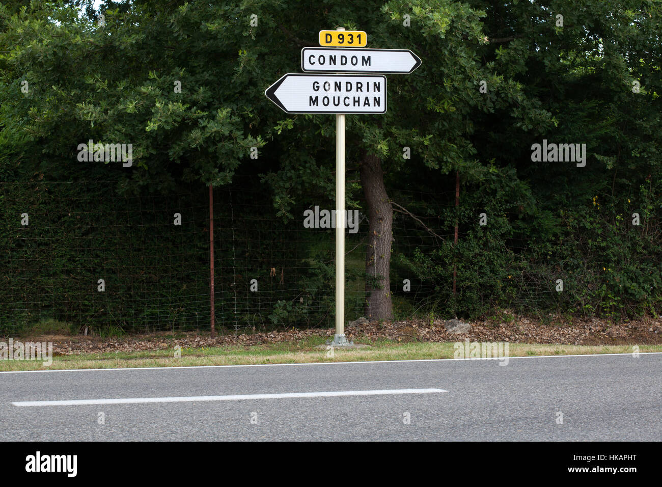 Direzione segno di traffico a Condom e di Gondrin e Mouchan accanto alla città di Condom nel Gers, Francia. Foto Stock