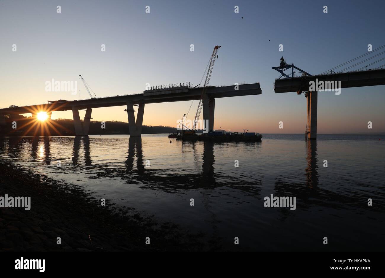 La struttura principale del nuovo Queensferry Crossing, sul Firth of Forth, che dovrà essere completata la prossima settimana quando la sezione finale del ponte sarà sollevata in posizione. Foto Stock