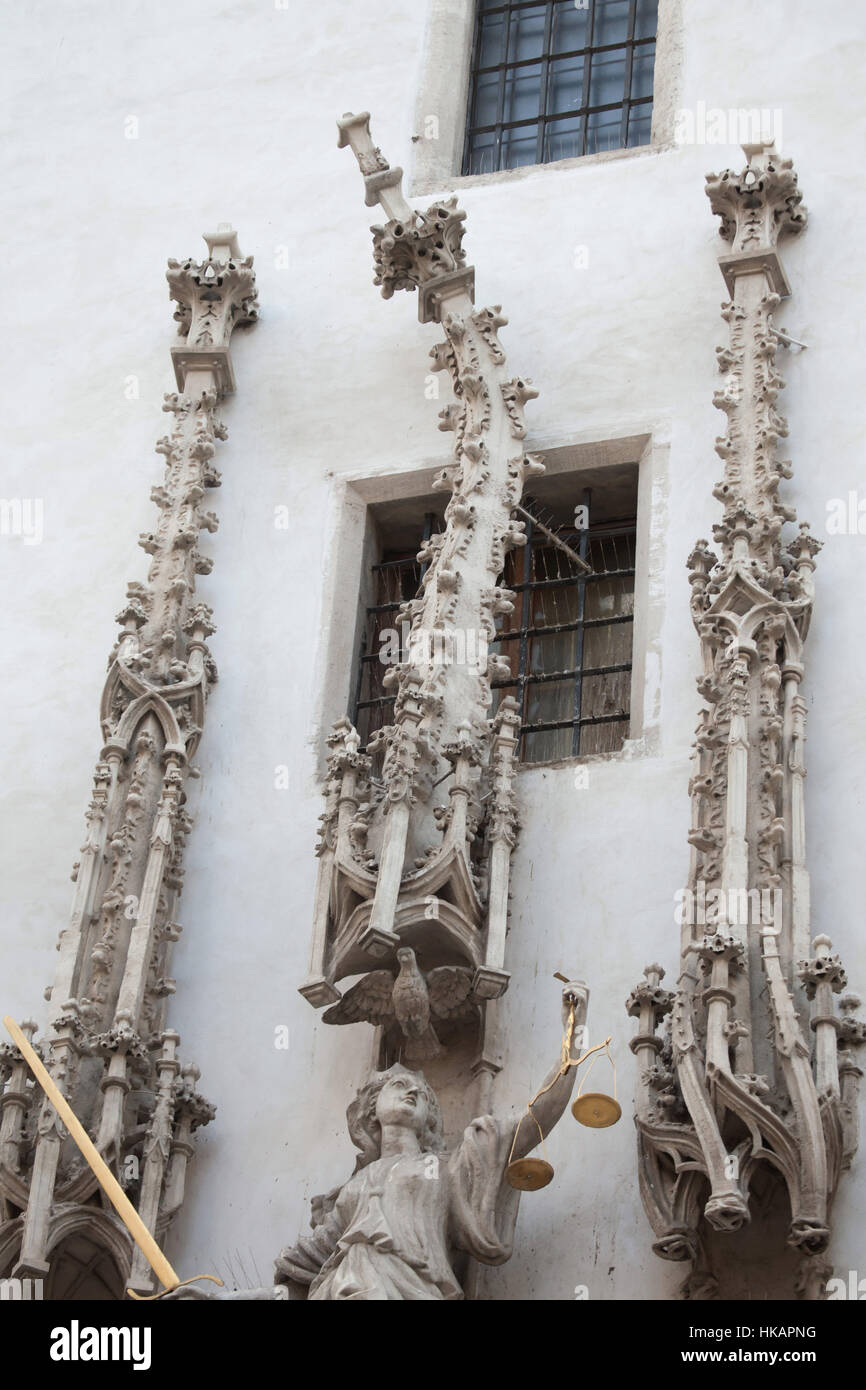 Crooked pinnacolo del portale gotico del Municipio della Città Vecchia (Stara radnice) scolpito da scultore austriaco Anton Pellegrini di Brno, in Moravia Repubblica Ceca. Foto Stock