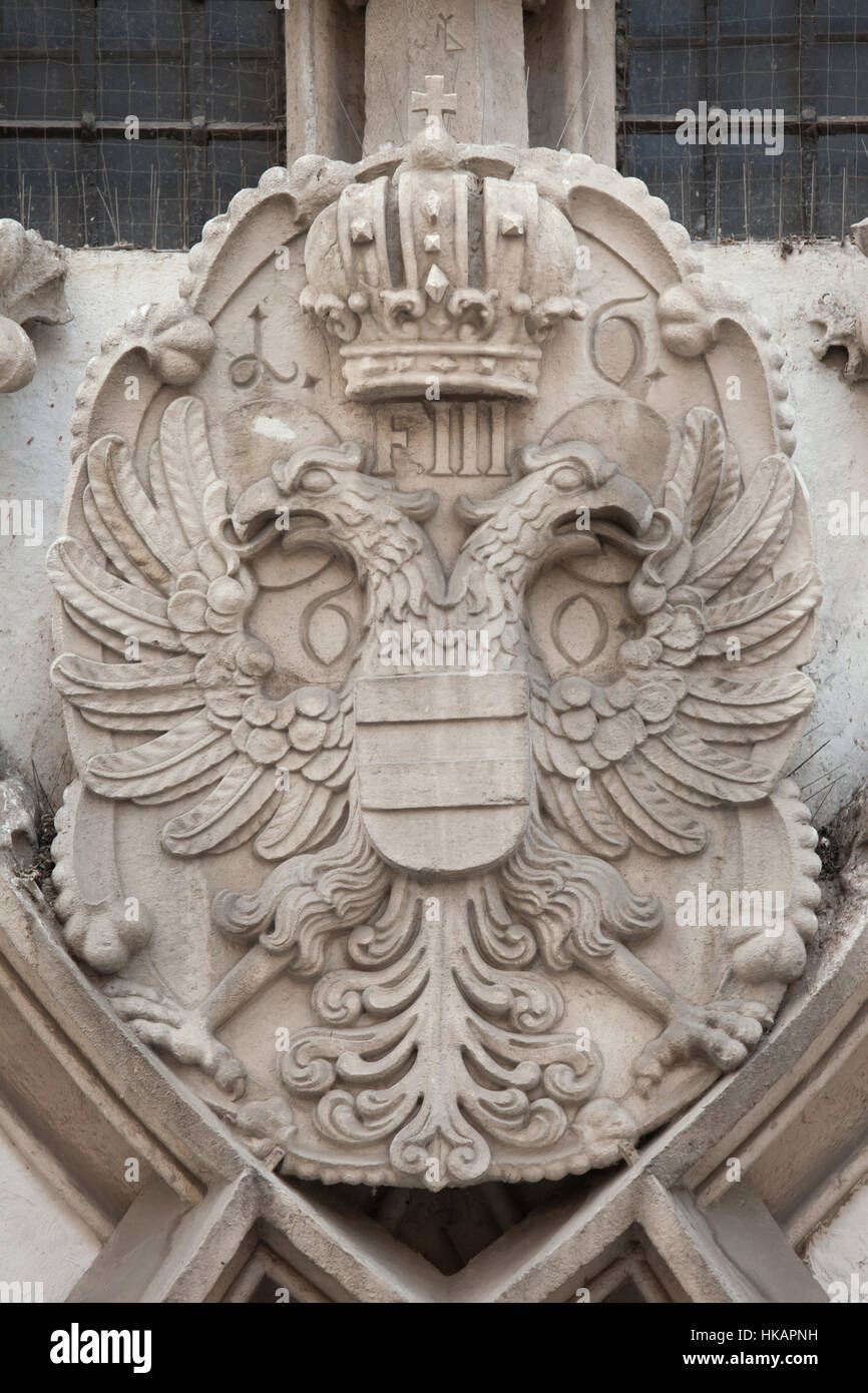 Stemma dell'Impero Austriaco combinato con lo stemma della città di Brno. Particolare del portale gotico del Municipio della Città Vecchia (Stara radnice) scolpito da scultore austriaco Anton Pellegrini di Brno, in Moravia Repubblica Ceca. Foto Stock