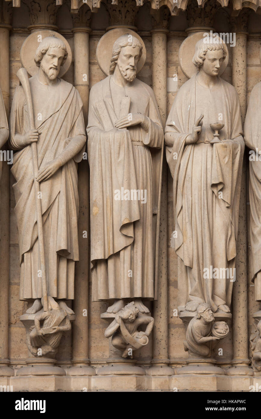 Apostoli San Giacomo il Minore, St Andrew e San Giovanni Evangelista (da sinistra a destra). Statue neogotico sulla facciata principale della cattedrale di Notre Dame (Notre Dame de Paris) di Parigi, Francia. Danneggiato le statue gotiche sulla facciata principale sono state restaurate dagli architetti francesi Eugène Viollet-le-Duc e Jean-Baptiste Lassus nel 1840s. Foto Stock