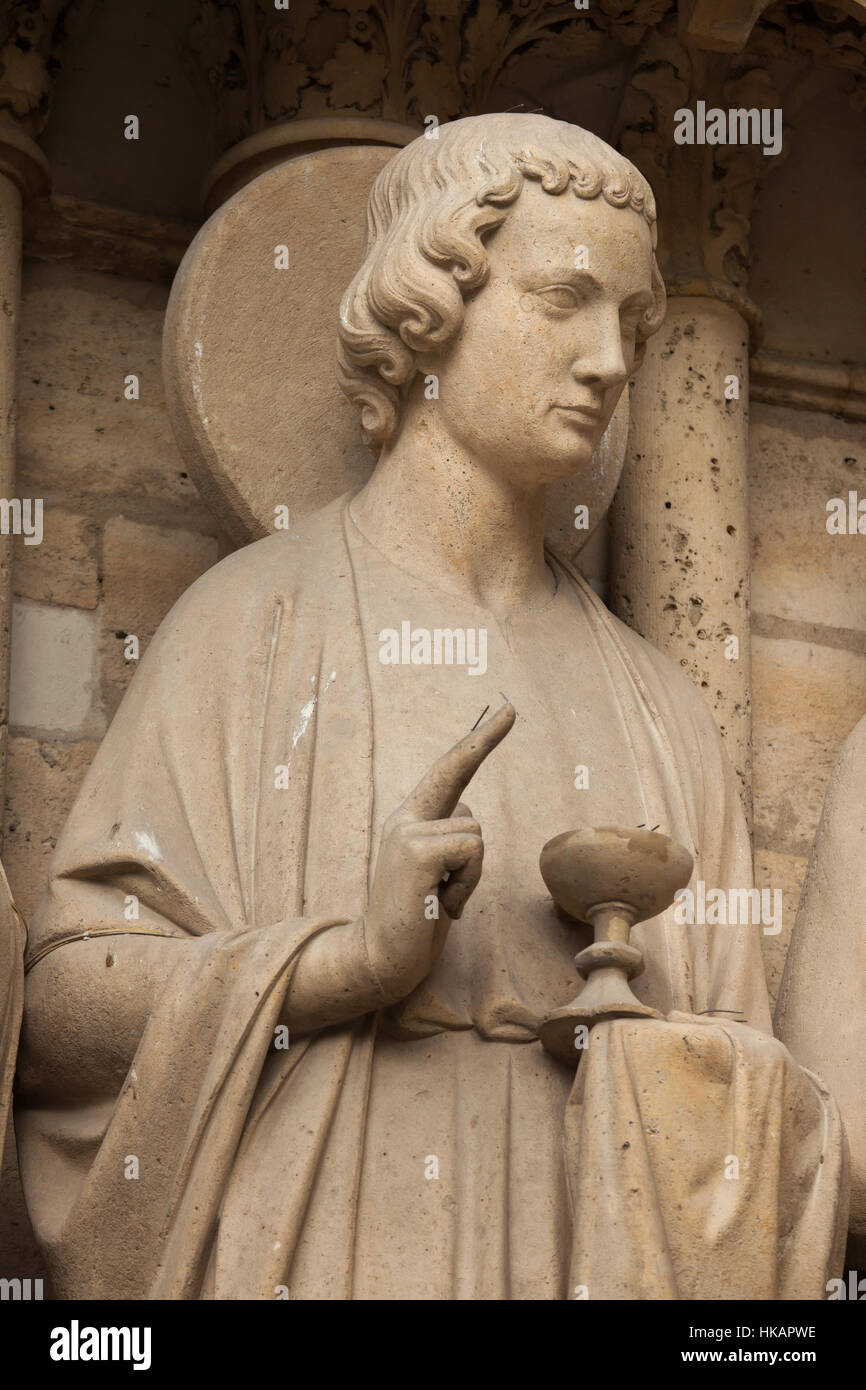 San Giovanni Evangelista. Neogotica statua sulla facciata principale della cattedrale di Notre Dame (Notre Dame de Paris) di Parigi, Francia. Danneggiato le statue gotiche sulla facciata principale sono state restaurate dagli architetti francesi Eugène Viollet-le-Duc e Jean-Baptiste Lassus nel 1840s. Foto Stock