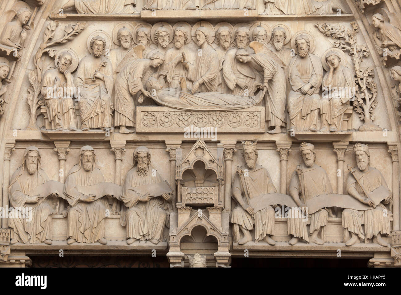 Dormizione della Vergine Maria e tre profeti e dei tre re seduto accanto a l'arca dell'Alleanza (dalla sommità al fondo). Dettaglio della neogotica del timpano del portale della Vergine Maria sulla facciata principale della cattedrale di Notre Dame (Notre Dame de Paris) di Parigi, Francia. Il danneggiato portale gotico fu restaurato dagli architetti francesi Eugène Viollet-le-Duc e Jean-Baptiste Lassus nel 1840s. Foto Stock